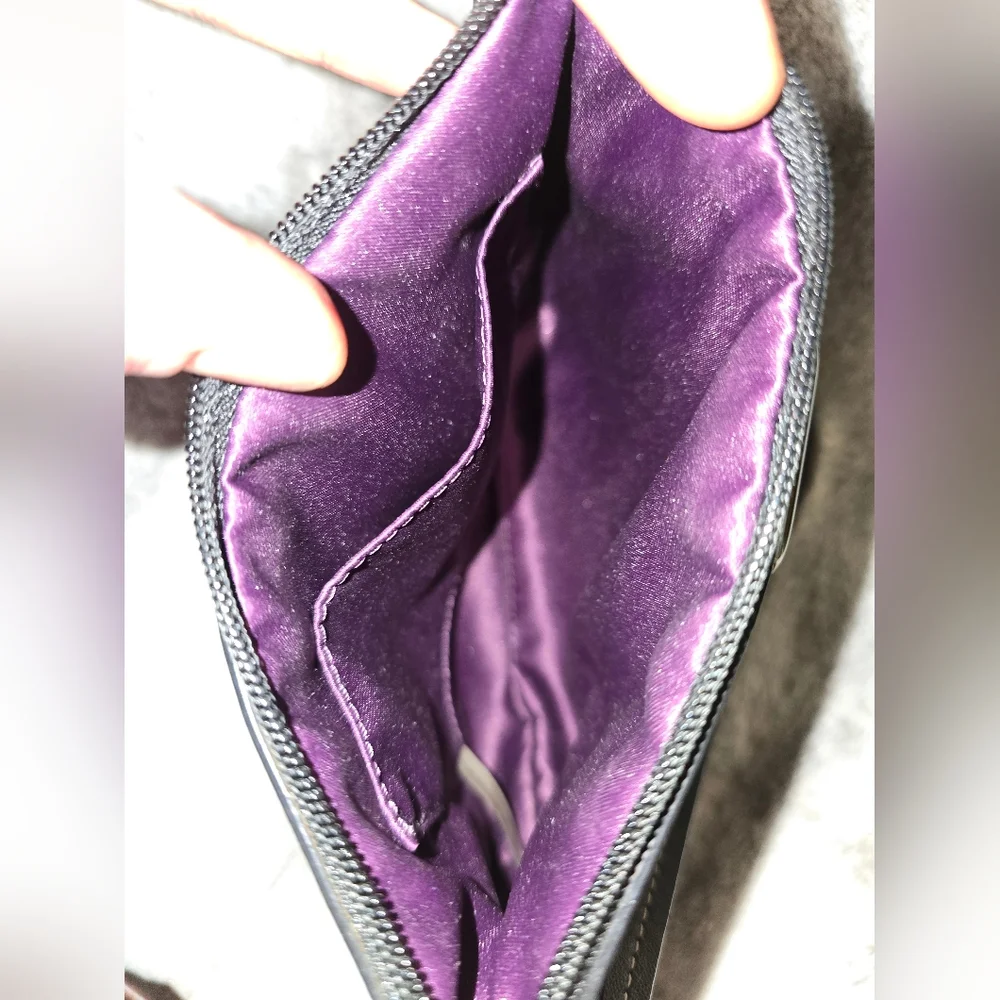 EUC Coach Madison Wristlet Black Leather Pleated with purple Satin Lining‎